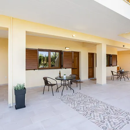 شقة Nelly's Place Garden House 1