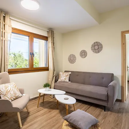 Nelly's Place Garden House 1 زاخارو