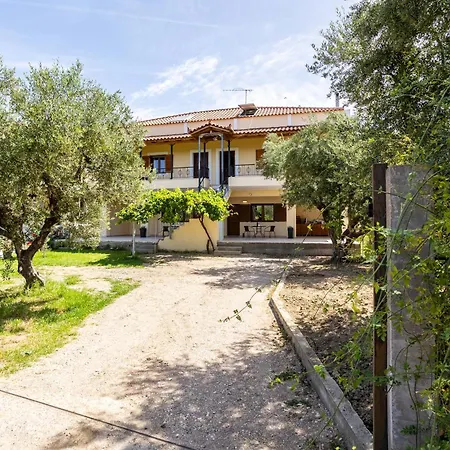 Nelly's Place Garden House 1 شقة زاخارو